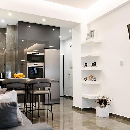 Larissa Railway &Metro Station Apartment Atena Exterior foto