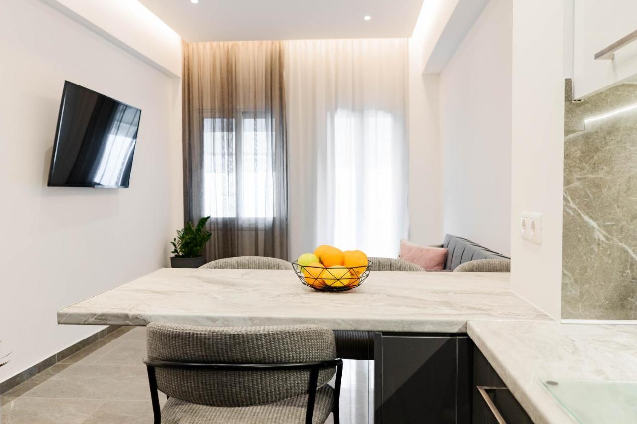 Larissa Railway &Metro Station Apartment Atena Exterior foto